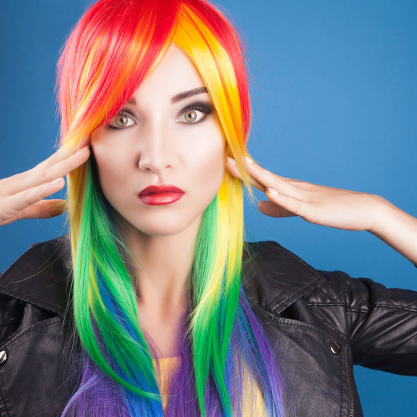 женщина в цветном парике
  - Фото, изображение