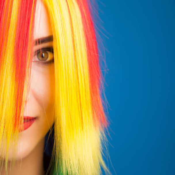 femme portant une perruque couleur
  - Photo, image
