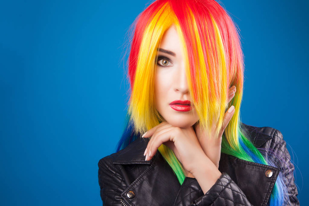 mujer vistiendo peluca color
  - Foto, Imagen
