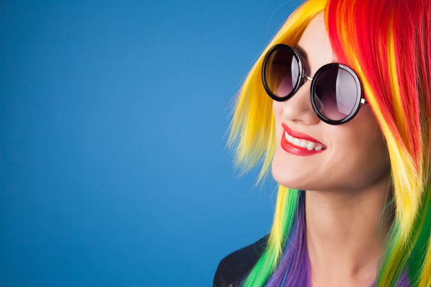 mujer vistiendo peluca color
  - Foto, Imagen