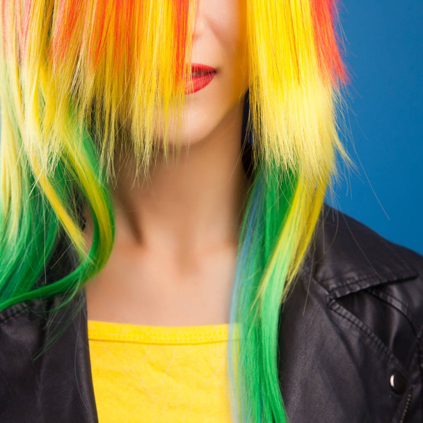 woman wearing color wig  - Fotoğraf, Görsel