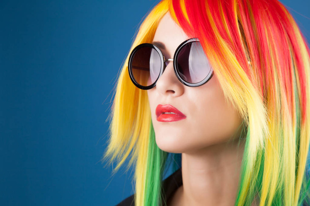 woman wearing color wig  - Foto, Imagen