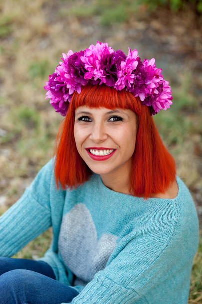 Kırmızı saçlı genç kadın - Fotoğraf, Görsel