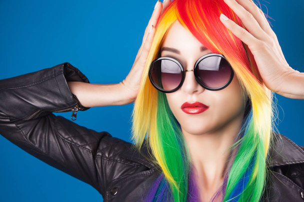 woman wearing color wig  - Foto, imagen