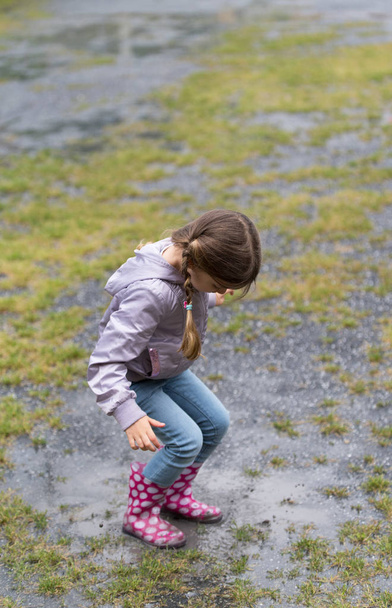 L'enfant joue dans une flaque d'eau
 - Photo, image