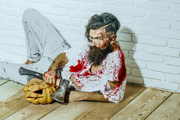 Halloween maniac and bloody jack o lantern - Fotografie, Obrázek