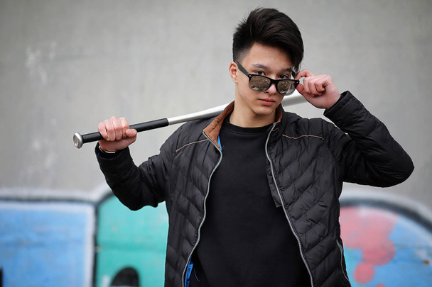 Азиатский молодой человек на улице позирует перед камерой
 - Фото, изображение