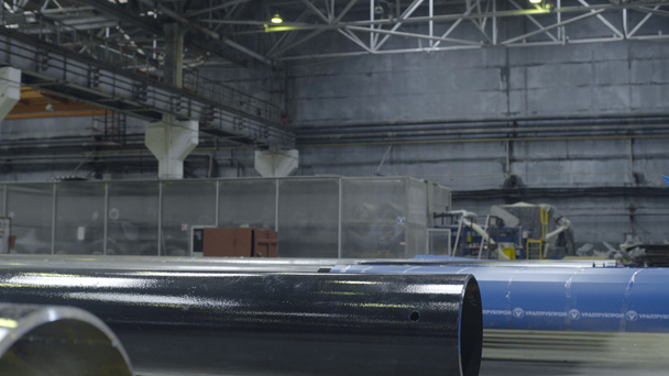 IIndustrial tubos prontos para expedição em Euro paletes uder película plástica protetora
 - Foto, Imagem