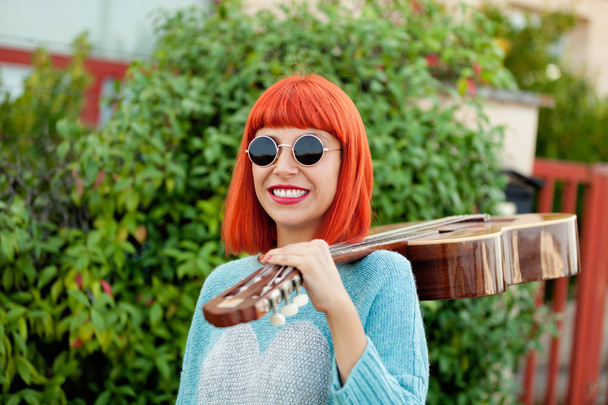 κόκκινα μαλλιά νεαρή γυναίκα με κιθάρα  - Φωτογραφία, εικόνα