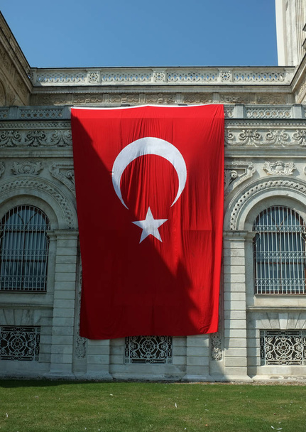 Bandera turca gigante colgando en la pared
 - Foto, Imagen