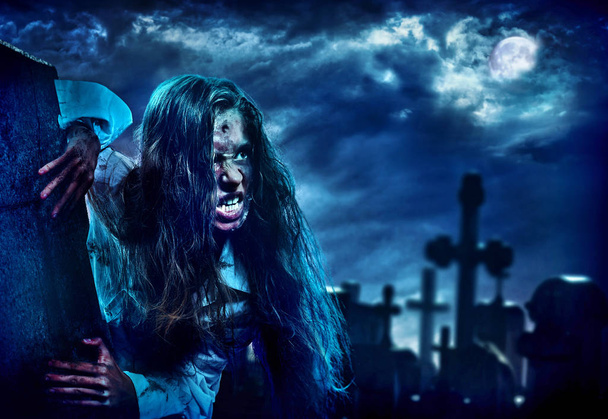 zombie muertos vivientes chica aterradora en el cementerio de Halloween con la luna
. - Foto, Imagen