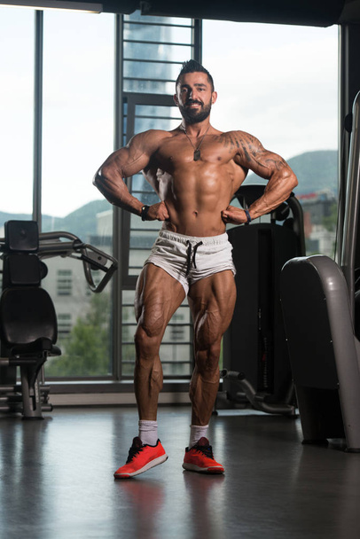 Bodybuilder Flexing Muscles - Valokuva, kuva