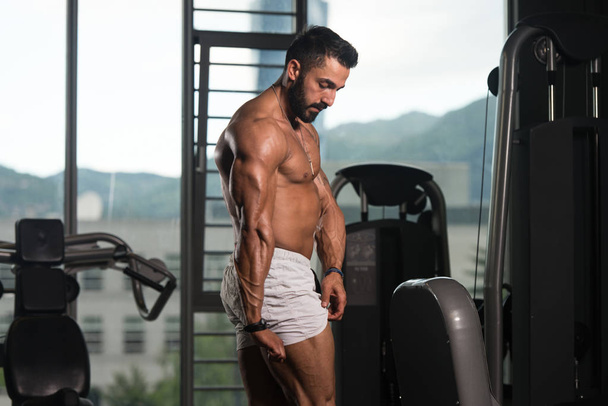 Man in Gym Showing His Well Trained Body - Zdjęcie, obraz