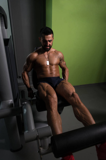 Strong Man Doing Legs Exercise in the Gym - Foto, immagini