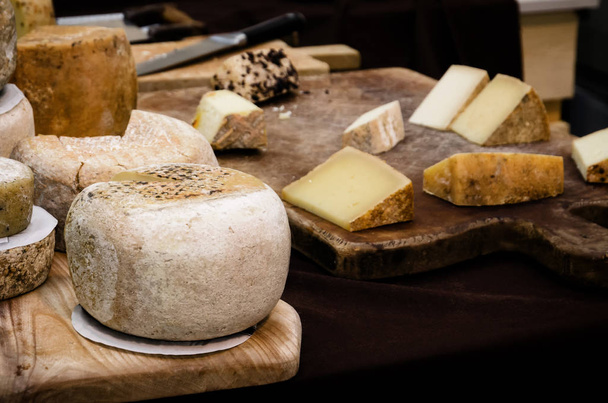 τυρί σε πάγκους στην αγορά - Φωτογραφία, εικόνα