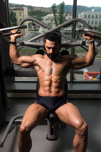 Fitness Man Exercising Back In The Gym - Valokuva, kuva