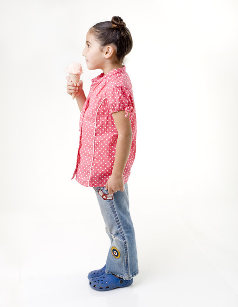 Little girl eating ice cream profile - 写真・画像
