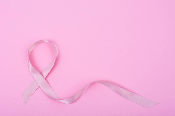 Υγειονομική περίθαλψη, ιατρική αντίληψη. Ροζ κορδέλα συνειδητοποίηση καρκίνου του μαστού και να βοηθήσει τους ανθρώπους ασθένεια - Φωτογραφία, εικόνα