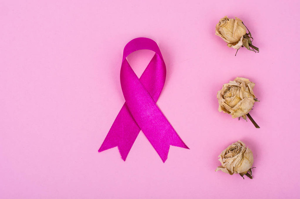 医療、医学の概念。乳がん啓発リボンをピンク、病気の人々 を助ける - 写真・画像