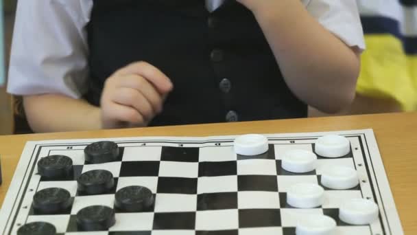 The child plays checkers in kindergarten indoors - Séquence, vidéo