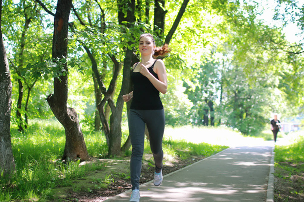mujer deporte correr en parque al aire libre - Foto, imagen