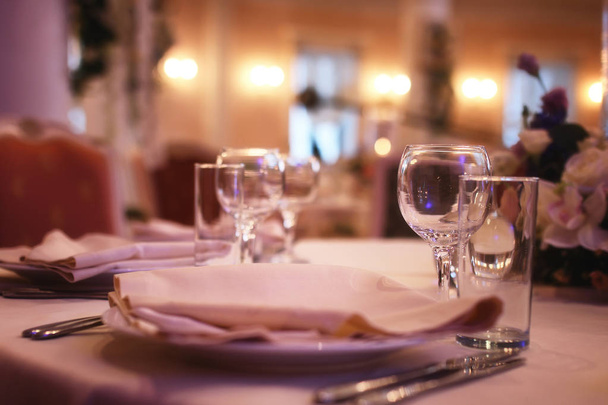 Lasiset viinilasit pöydällä tarjoillaan ravintolassa
 - Valokuva, kuva