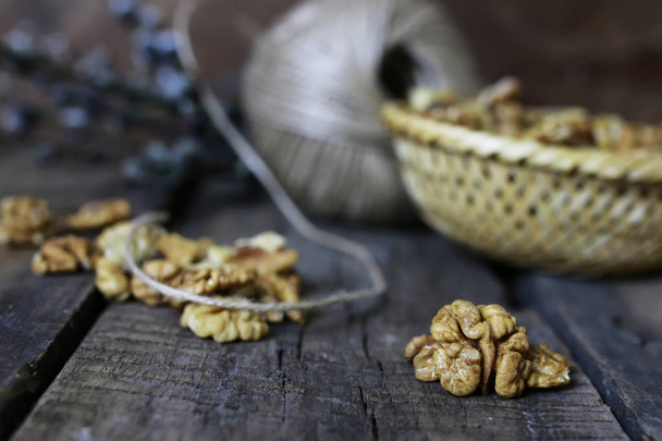 kuoritut saksanpähkinät puupohjalla
 - Valokuva, kuva