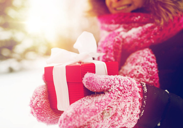 close up of woman with christmas gift outdoors - Foto, Imagem