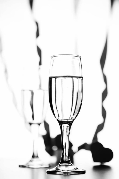 foto monocromática de champán sobre mesa blanca sobre fondo blanco
 - Foto, Imagen