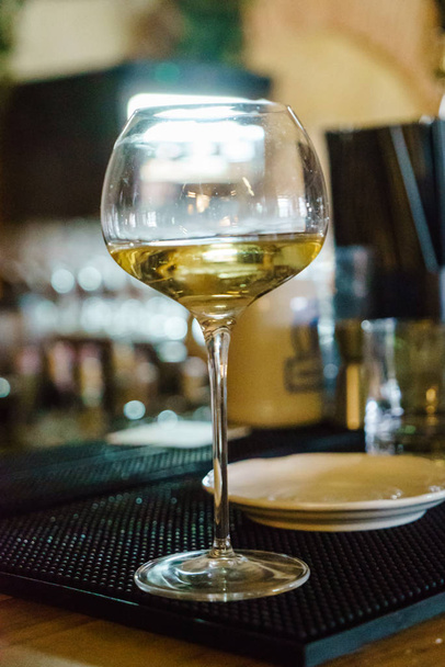 vinho na mesa no bar
 - Foto, Imagem
