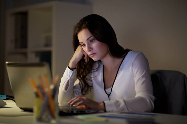 businesswoman with laptop at night office - Fotografie, Obrázek