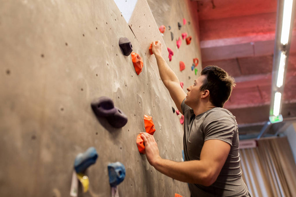 young man exercising at indoor climbing gym - Foto, Imagem