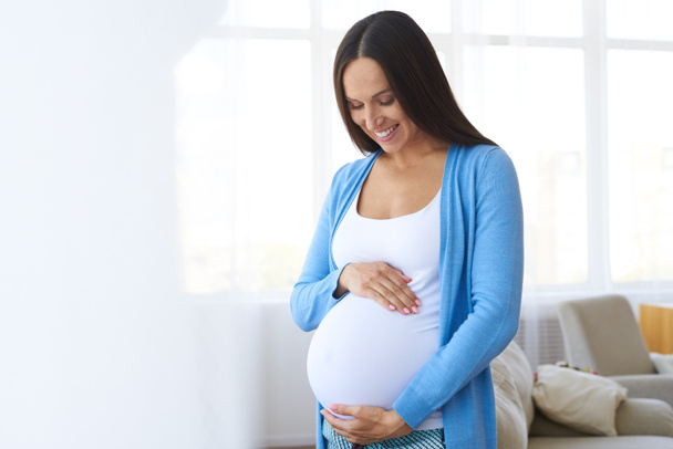Έγκυος γυναίκα αγγίζει την κοιλιά - Φωτογραφία, εικόνα