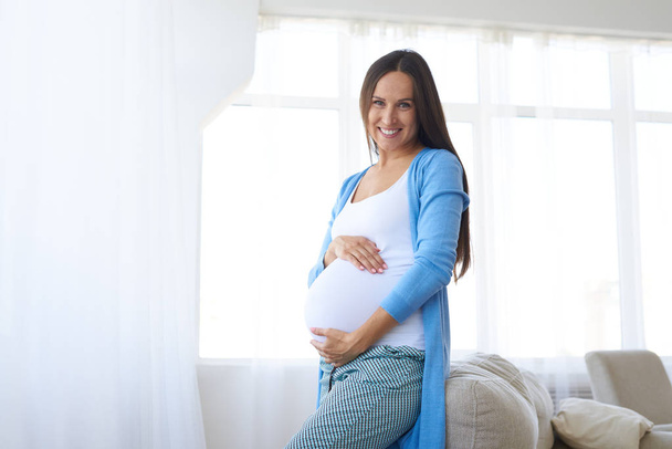 Szczery Kobieta w ciąży, patrząc na kamery  - Zdjęcie, obraz