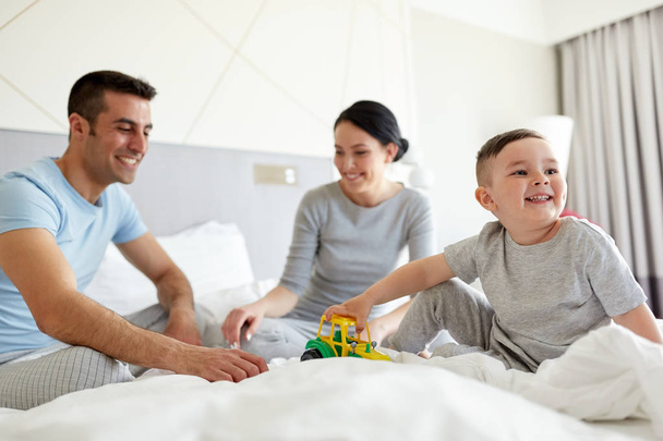 happy family in bed at home or hotel room - Zdjęcie, obraz