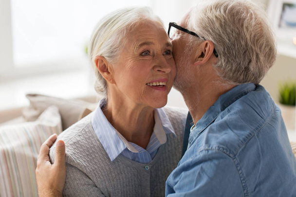 felice coppia anziana che abbraccia a casa
 - Foto, immagini