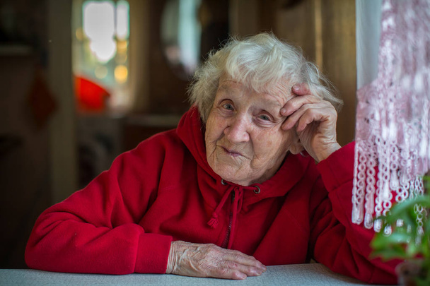 Ηλικιωμένη γυναίκα με το κόκκινο σακάκι - Φωτογραφία, εικόνα