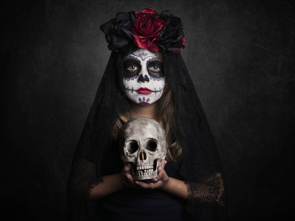 lány a halloween-fekete háttér - Fotó, kép
