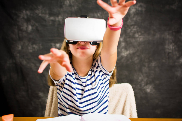 Ragazza adolescente con occhiali di realtà virtuale
 - Foto, immagini