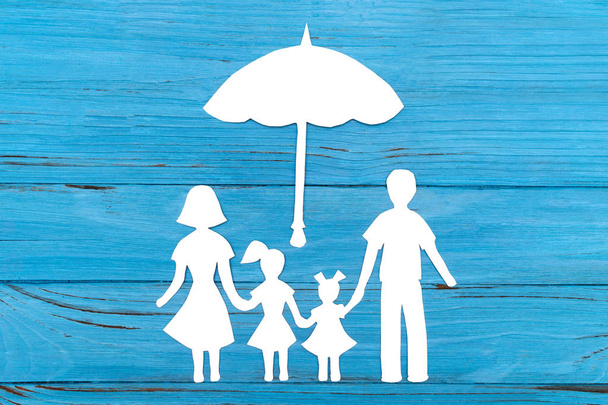 Sylwetka papieru rodziny pod parasolem - Zdjęcie, obraz