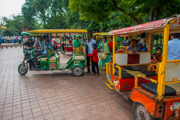 アグラ, インド - 9 月 19 日、M 2017: 正体不明観光通りアグラ、インドでインドの中央部での公共のオートバイ輸送を撮影 - 写真・画像