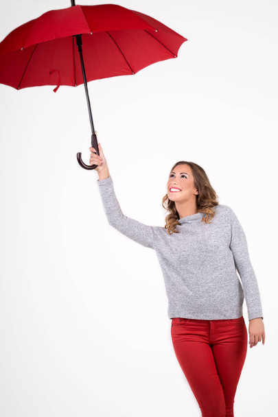 Hermosa mujer con paraguas rojo
 - Foto, Imagen