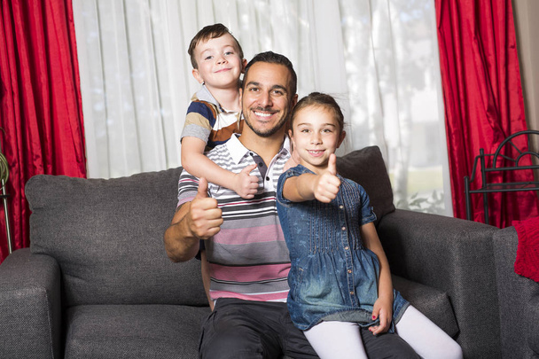 Retrato de papá soltero con 2 niños en casa
 - Foto, imagen