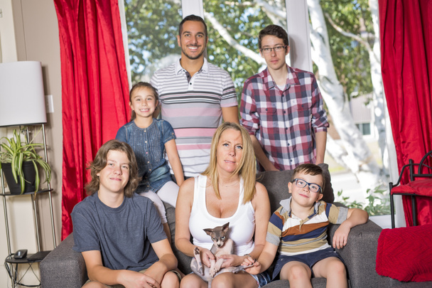 Famiglia di sei persone sul divano in soggiorno
 - Foto, immagini