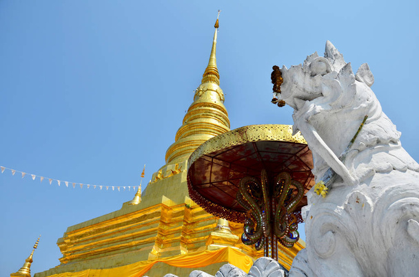 Buddha Relics in golden chedi of Wat Phra That Chae Haeng temple - Valokuva, kuva