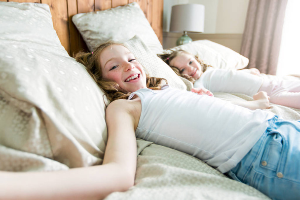 two sister lay bed at home - Fotoğraf, Görsel
