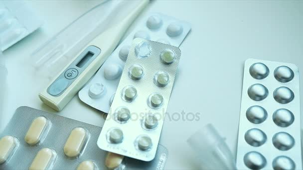 Tabletták és gyógyszerek fordult. Gyógyszer, tablettát és tabletta buborékfóliában fordult a varrat nélküli hurok a. - Felvétel, videó