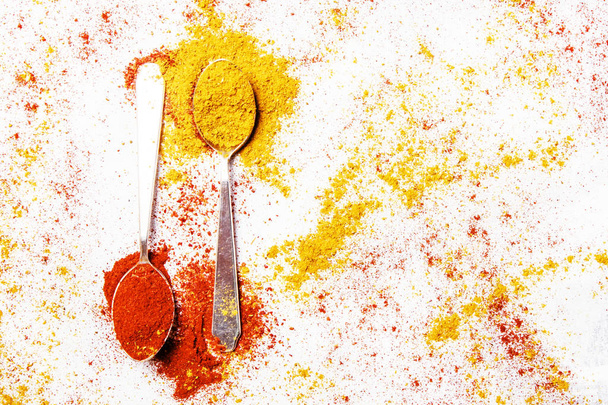 Spoon with ground chilli and turmeric  - Φωτογραφία, εικόνα