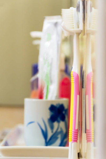 Brosses à dents avec set salle de bain, distributeur et savon
. - Photo, image