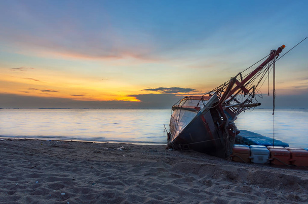  Een oude schipbreuk of verlaten schipbreuk, boot kapseiste op de s - Foto, afbeelding